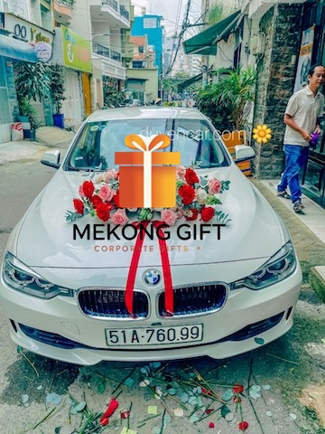 Thực hiện trang trí xe hoa BMW bằng hoa tươi cho các khách hàng ở TPhcm và các tỉnh lân cận
